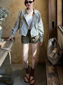 Áo Khoác Bò Nữ Dáng Lửng Cổ Tàu Cúc Bấm – Denim Wash Retro Hàn Quốc Hot Trend 2026, Form Rộng Cá Tính, Tôn Dáng Dễ Phối 6