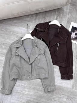 Áo Khoác Bò Nữ Dáng Lửng Cổ Tàu Cúc Bấm – Denim Wash Retro Hàn Quốc Hot Trend 2026, Form Rộng Cá Tính, Tôn Dáng Dễ Phối 3