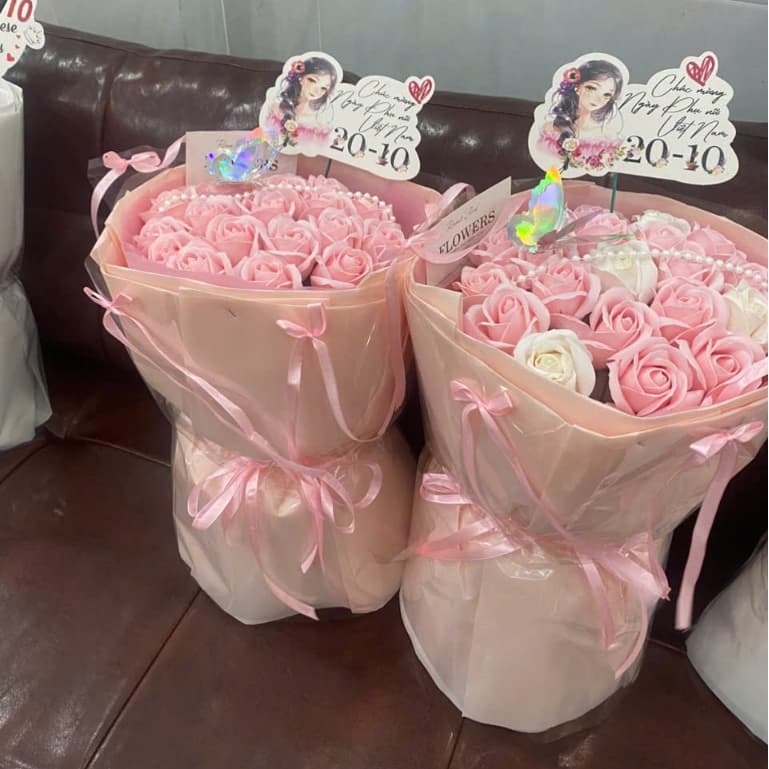 ( baner 20/10) ( Mẫu mới hot) Bó hoa sáp  hàn quốc 20 bông bọc giấy bóng kính  kèm banner 20/10 tặng quà dip 20/10