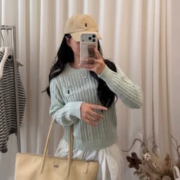 𝟏𝟒𝐚𝐦.𝐬𝐭𝐮𝐝𝐢𝐨 | Áo Len Nữ Cổ Tròn Dệt Kim Vặn Thừng Có Túi Ngực Thêu Logo Polo Hàn Quốc Dày Dặn Mặc Thu Đông 1