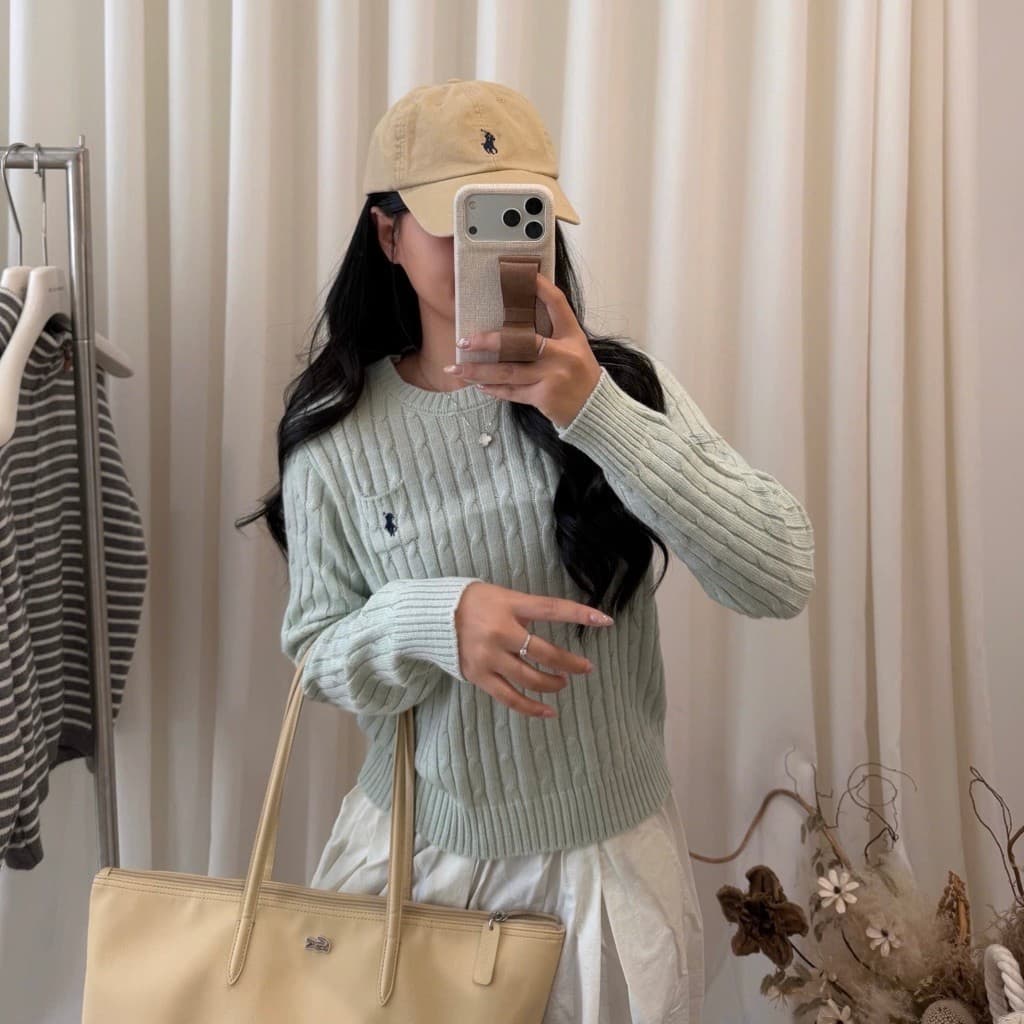 𝟏𝟒𝐚𝐦.𝐬𝐭𝐮𝐝𝐢𝐨 | Áo Len Nữ Cổ Tròn Dệt Kim Vặn Thừng Có Túi Ngực Thêu Logo Polo Hàn Quốc Dày Dặn Mặc Thu Đông