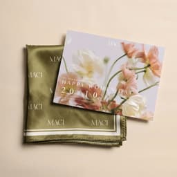 Khăn Lụa Vuông Màu Olive Họa Tiết Logo MACI MACI MCPKLKE0443 5