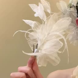 Kẹp Tóc Hoa Trắng 3D Phối Lông Vũ Thanh Lịch, Kẹp Tóc Hoa Bản To Hàn Quốc, Phụ Kiện Tóc Cô Dâu Dự Tiệc CEM Xinh 4