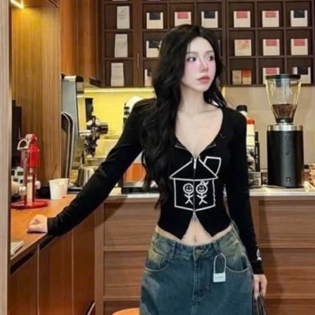 Áo len nữ tay dài cổ sâu dáng ôm màu đen họa tiết nhà khóa phong cách thời trang