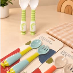 Bộ Thìa Dĩa Tập Xúc Cho Bé Ăn Dặm Tay Cầm Có Thể Uốn Cong Kèm Hộp, Họa Tiết Cá Heo - Brizkids 3