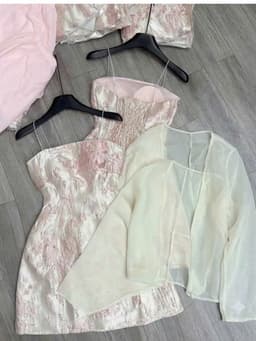 Set Gấm tết, set đầm gấm nổi dáng mini cúp ngực có mút kèm áo khoác tơ trắng cho dự tiệc tôn dáng hẹn hò nổi bật_MK 6