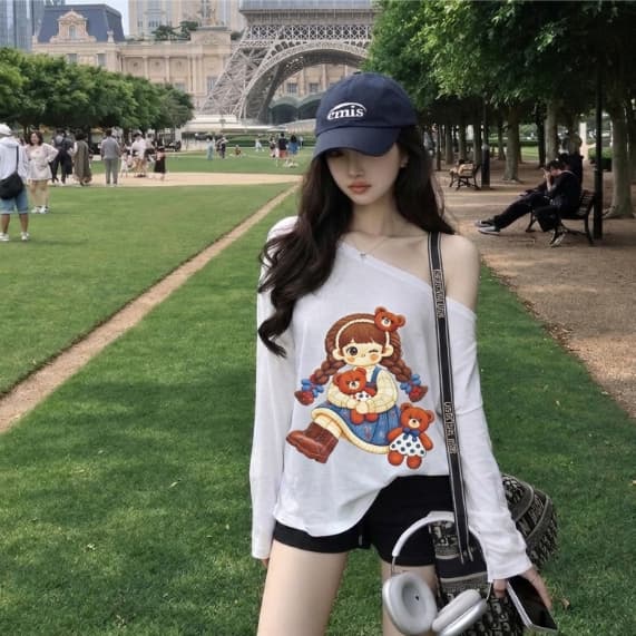 Thun Nữ Dài Tay Chất Thun Giấy Cổ Lệch In Hình Cô Gái Ôm Gấu Dễ Thương  Phong Cách Hàn Quốc