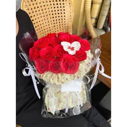 HỎA TỐC - Hoa sáp đỏ bó tròn xinh xắn, gắn dây nơ phù hợp tặng em bé của các anh 1