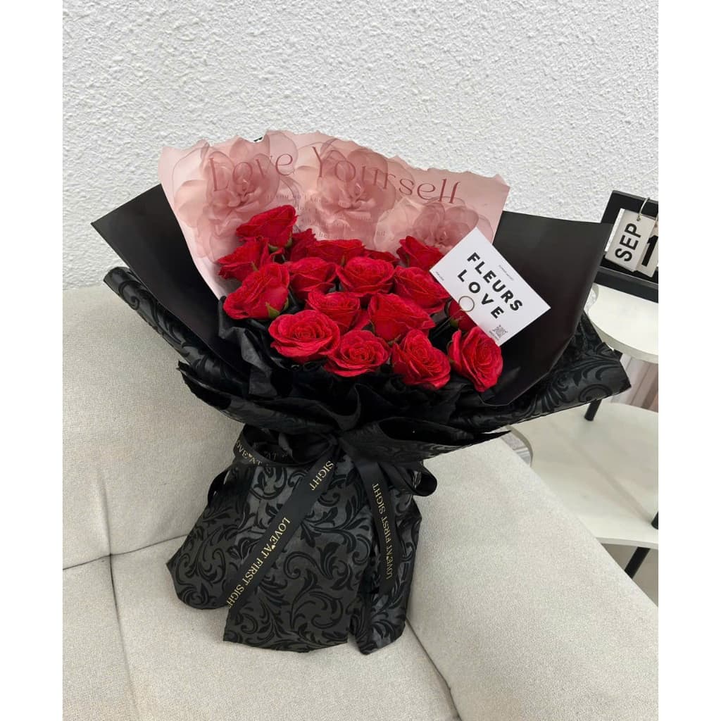 HỎA TỐC - Hoa sáp full hoa hồng đỏ bó giấy đen tạo cảm giác sang trọng dành tặng nàng dịp đặc biệt