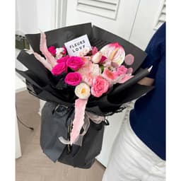 HỎA TỐC - Hoa sáp phối hồng sen và trắng, gói giấy đen nổi bật, sang trong dành tặng nàng 1