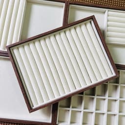 Khay đựng và trưng bày trang sức, phụ kiện, kích thước: 25x18x2,5cm chất liệu gỗ ép gỗ óc chó 2