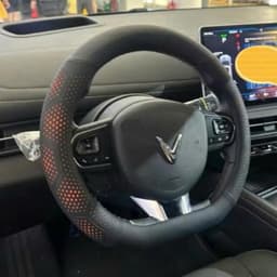Bọc vô lăng Vinfast VF3, VF5, VFE34, VF6, VF7, VF8, VF9 chất liệu da Nappa 3D mềm mịn và thoáng khí 3