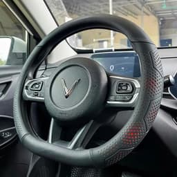 Bọc vô lăng Vinfast VF3, VF5, VFE34, VF6, VF7, VF8, VF9 chất liệu da Nappa 3D mềm mịn và thoáng khí 1