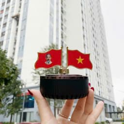 Máy khuếch tán nước hoa xe ô tô cờ Tổ Quốc xoay in hình Bác chạy năng lượng mặt trời trang trí xe hơi 7