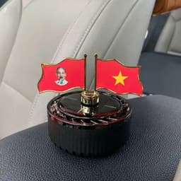Máy khuếch tán nước hoa xe ô tô cờ Tổ Quốc xoay in hình Bác chạy năng lượng mặt trời trang trí xe hơi 4