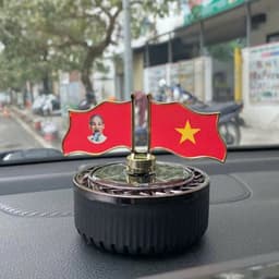 Máy khuếch tán nước hoa xe ô tô cờ Tổ Quốc xoay in hình Bác chạy năng lượng mặt trời trang trí xe hơi 3