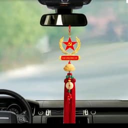 Khánh cờ Đảng treo gương chiếu hậu ô tô mang đến bình an may mắn 7