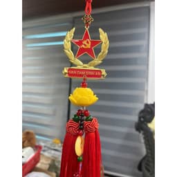 Khánh cờ Đảng treo gương chiếu hậu ô tô mang đến bình an may mắn 6