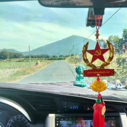 Khánh cờ Đảng treo gương chiếu hậu ô tô mang đến bình an may mắn 8
