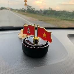 Máy khuếch tán nước hoa xe ô tô cờ Tổ Quốc xoay in hình Bác chạy năng lượng mặt trời trang trí xe hơi 8