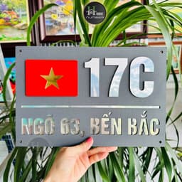 BIỂN SỐ NHÀ DECOR. Nền ghi sần, nội dung Alcorest màu gương bạc, số nổi cờ nổi 3mm, ngoài trời sang trọng 3