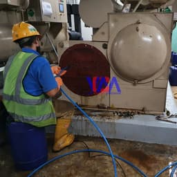 Máy vệ sinh đường ống chiller, bình ngưng bằng chổi xoay kết hợp bơm nước 7