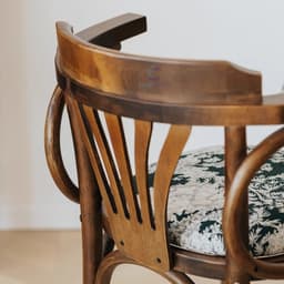 Ghế Vương Miện,Ghế Bentwood Số 24 CORIHOME  Thể Hiện Hự Khéo Léo Tinh Tế Của Các Nghệ Nhân Uốn Cong 6