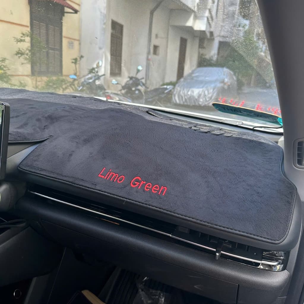 Thảm taplo ô tô Vinfast Limo Green mẫu nhung lông mềm mịn, đế có chống trượt
