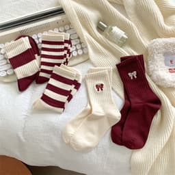 Vớ Tất nữ thêu họa tiết Nơ màu đỏ đô cổ cao phong cách trẻ trung, năng động 2