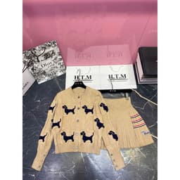 Set bộ len Thom 🐶 áo cdg + chân váy ly kẻ ngang QCCC 2