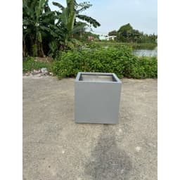chậu composite vuông 80H60 đúc tay, chân 1 cm 6