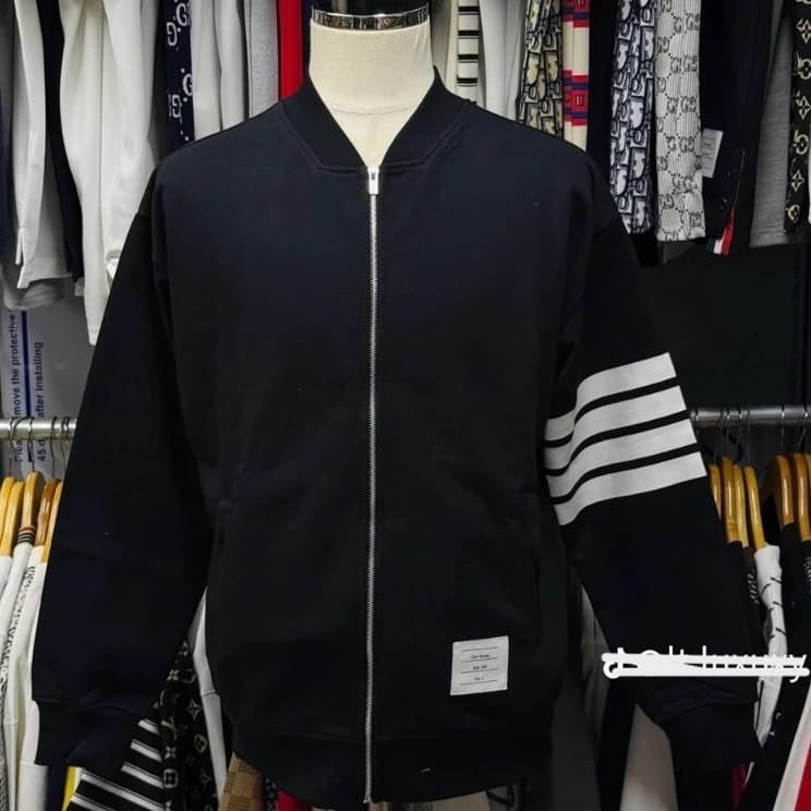 Áo khoác Bomber Thome Thêu 4 vạch Chất liệu gió 2 lớp chống gió cực bền unisex nam nữ Mẫu bomber thome Hot trend 2025