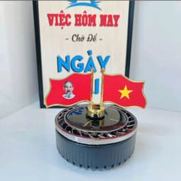 Máy khuếch tán nước hoa xe ô tô cờ Tổ Quốc xoay in hình Bác chạy năng lượng mặt trời trang trí xe hơi 2