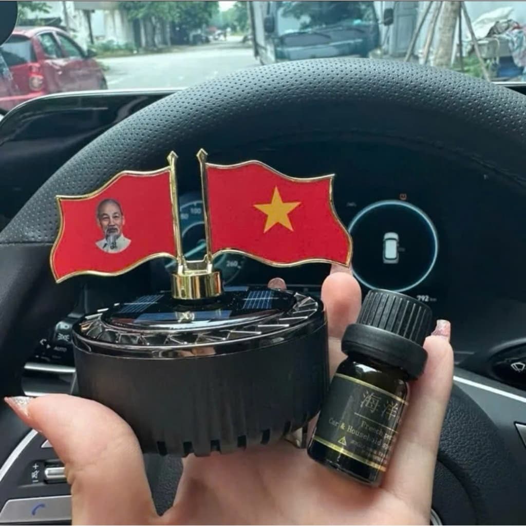 Máy khuếch tán nước hoa xe ô tô cờ Tổ Quốc xoay in hình Bác chạy năng lượng mặt trời trang trí xe hơi
