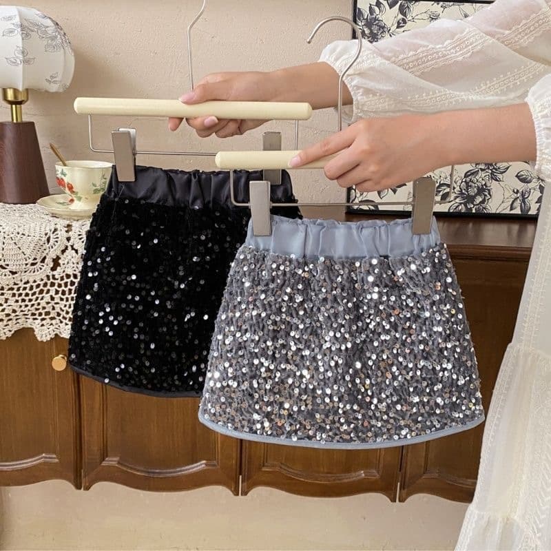 Sữa chân váy bé gái đính kim sa lấp lánh – Váy ngắn cạp chun phong cách dễ thương, thời trang Quảng Châu.