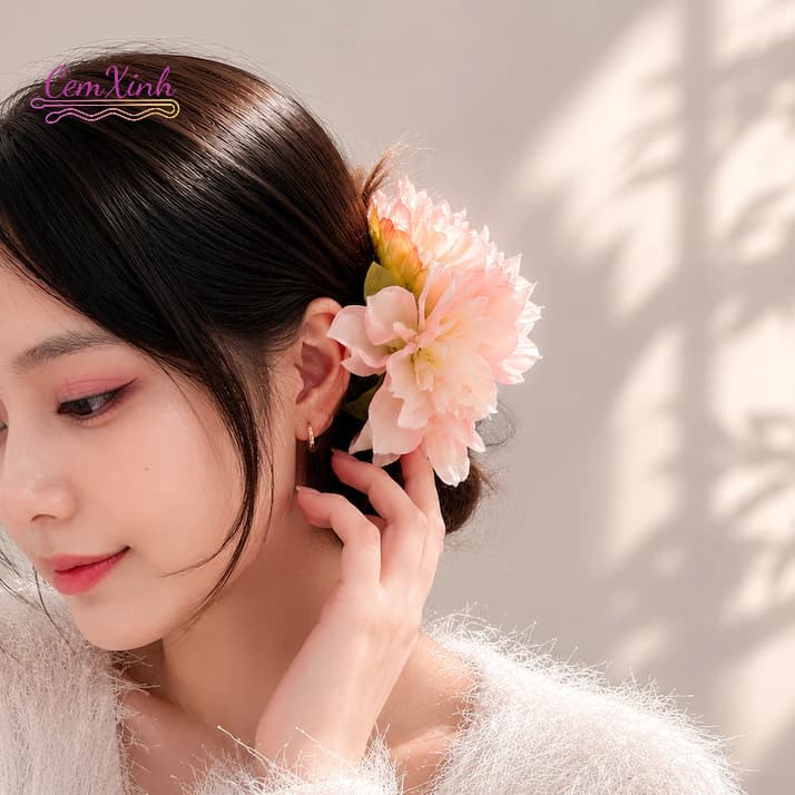 Kẹp Tóc Hoa Thược Dược Bản To Vải Lụa Voan Cao Cấp Phong Cách Nàng Thơ Đi Biển Dự Tiệc