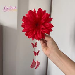 Kẹp hoa đỏ tua rua chụp tết với áo dài, sườn xám 2