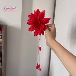 Kẹp hoa đỏ tua rua chụp tết với áo dài, sườn xám 4