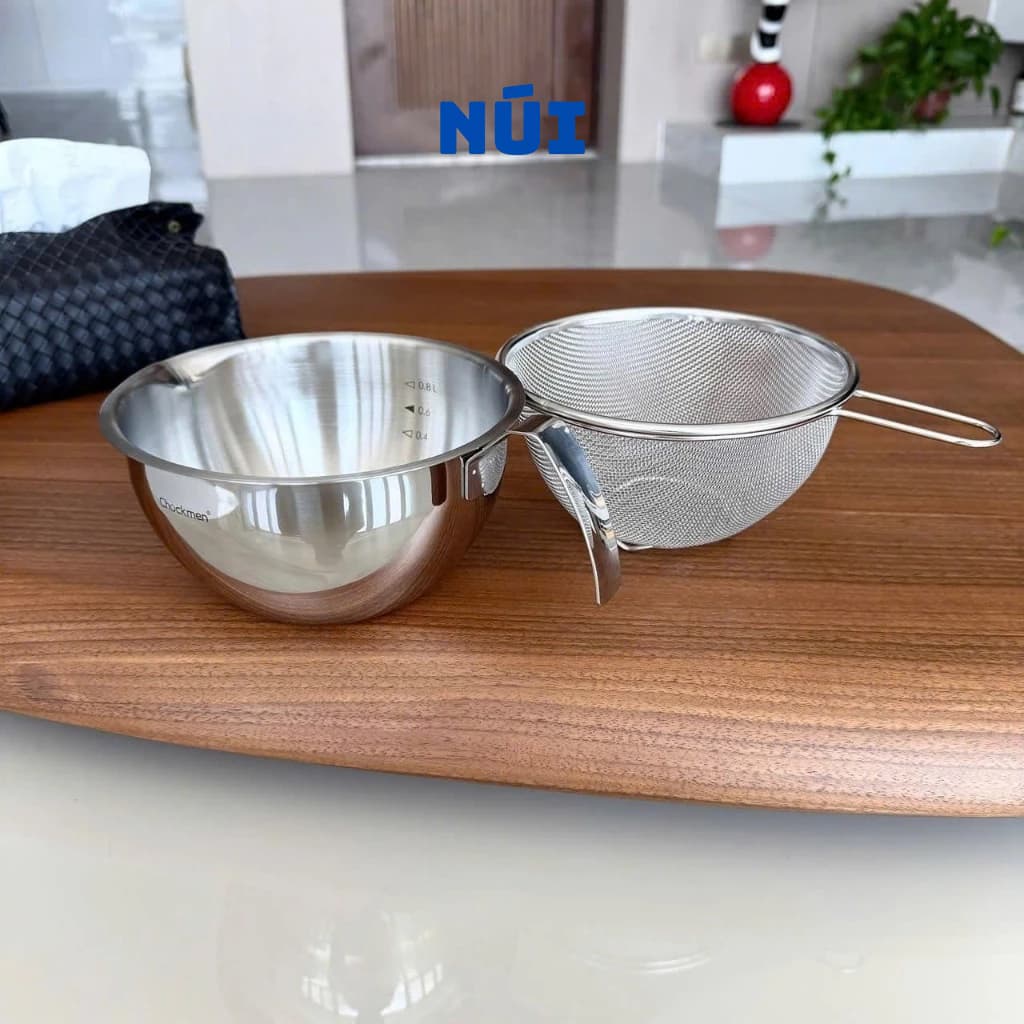 Ca Đong Rót Kèm Giỏ Lọc CHOCKMEN 15cm Inox 18/10 Dung tích 0.8L – Ca Lọc Cua, Lọc Dầu Đong Nguyên Liệu - C1016