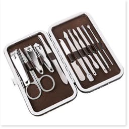 Bộ dụng cụ cắt tỉa móng tay và móng chân bằng thép không gỉ, bao gồm kéo, kềm cắt móng, kẹp cắt da thừa, que lấy nhân mụn, và các dụng cụ khác, đựng trong hộp đựng sang trọng. 4