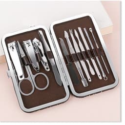 Bộ dụng cụ cắt tỉa móng tay và móng chân bằng thép không gỉ, bao gồm kéo, kềm cắt móng, kẹp cắt da thừa, que lấy nhân mụn, và các dụng cụ khác, đựng trong hộp đựng sang trọng. 3