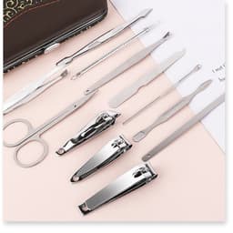 Bộ dụng cụ cắt tỉa móng tay và móng chân bằng thép không gỉ, bao gồm kéo, kềm cắt móng, kẹp cắt da thừa, que lấy nhân mụn, và các dụng cụ khác, đựng trong hộp đựng sang trọng. 2