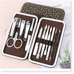 Bộ dụng cụ cắt tỉa móng tay và móng chân bằng thép không gỉ, bao gồm kéo, kềm cắt móng, kẹp cắt da thừa, que lấy nhân mụn, và các dụng cụ khác, đựng trong hộp đựng sang trọng. 1