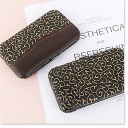 Bộ dụng cụ cắt tỉa móng tay và móng chân bằng thép không gỉ, bao gồm kéo, kềm cắt móng, kẹp cắt da thừa, que lấy nhân mụn, và các dụng cụ khác, đựng trong hộp đựng sang trọng. 5
