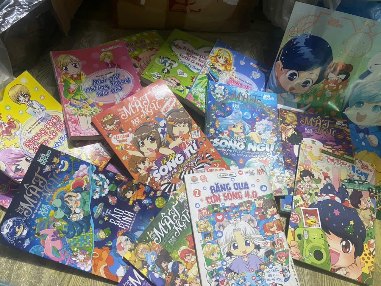 Combo 16q vở lớp học mật ngữ + candy book kèm phụ kiện