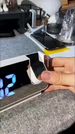 Đồng hồ LED chiếu thời gian 12:08 với góc chiếu rõ ràng điều chỉnh được. 7